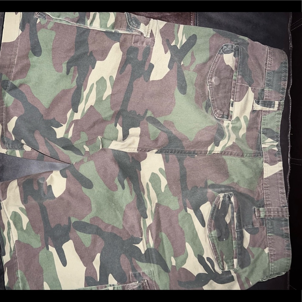 Clubroom cargo camouflage shorts